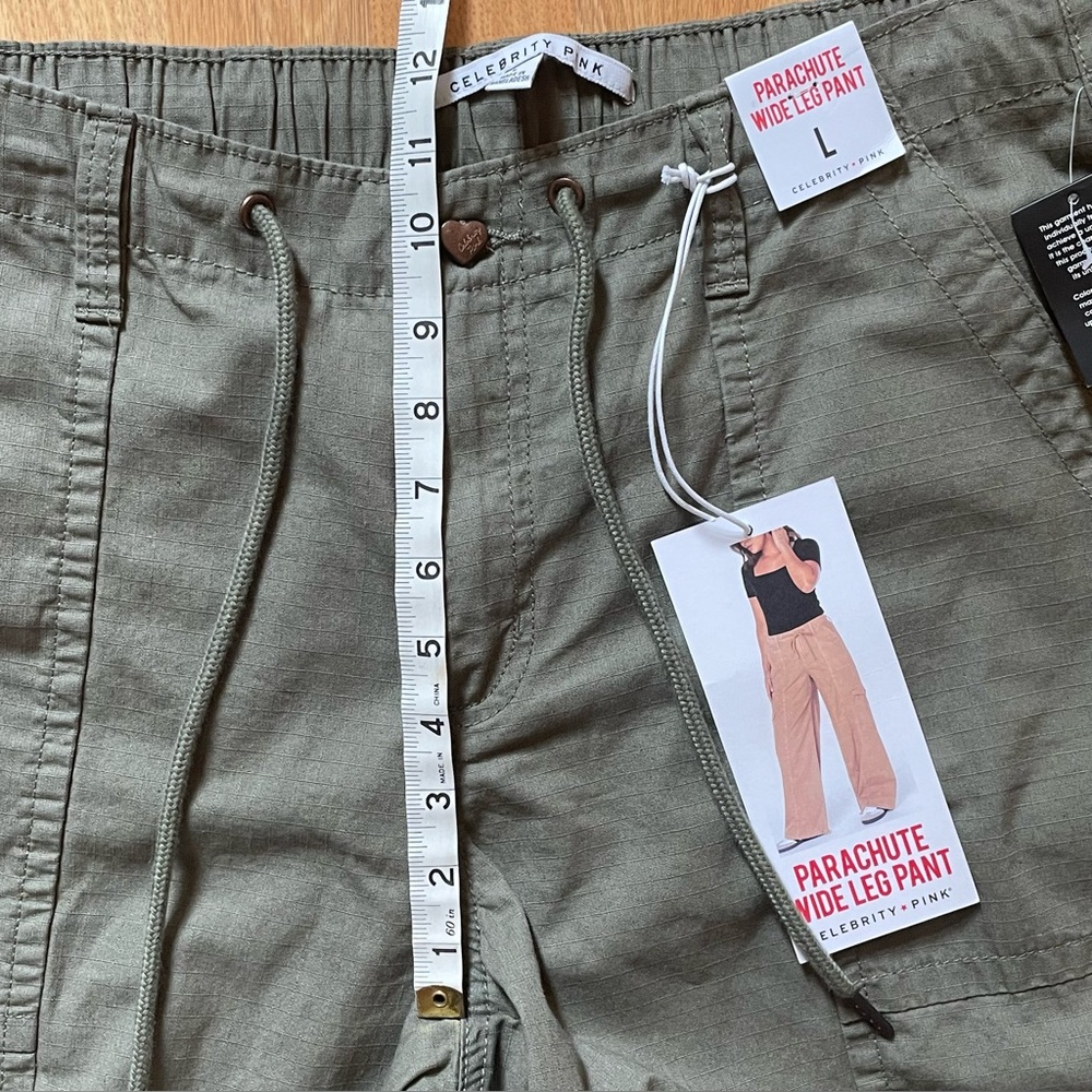 Celebrity Pink Pants
Womens Size L  Parachute Wide Leg Cargo Ripstop
Green NWOT - Picture 12 of 16